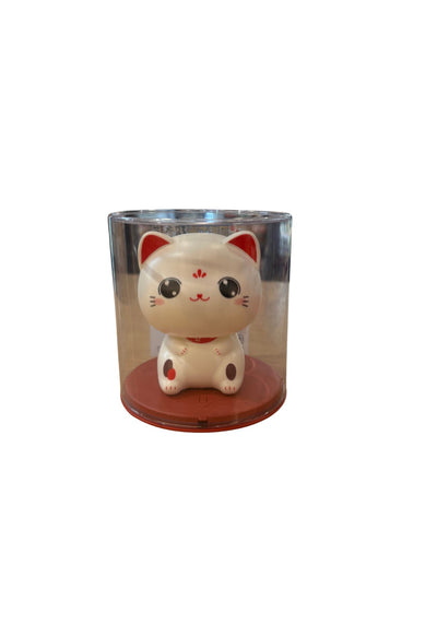 Chat chanceux japonais maneki neko blanc qui hoche la tête alimenté par piles d'environ 12 cm de hauteur et 10 cm de largeur.